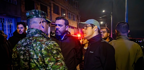 Varios hombres hablando en una calle