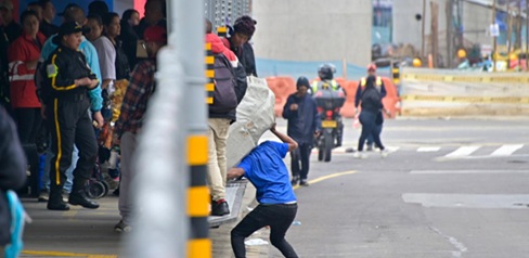 Varias personas en una estación de transmilenio