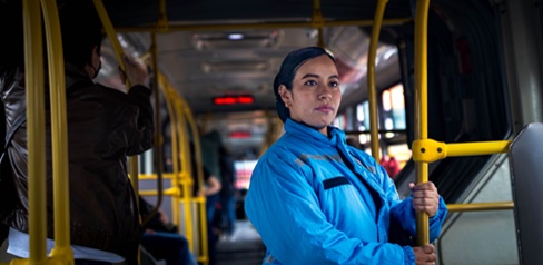 Una mujer en un transmilenio