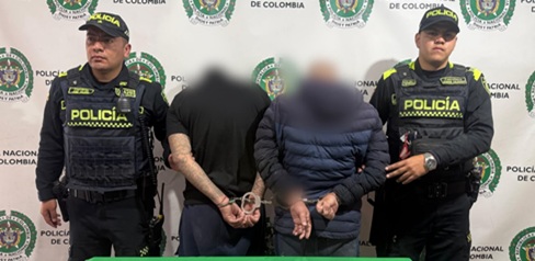 Dos hombres capturados junto a dos policías