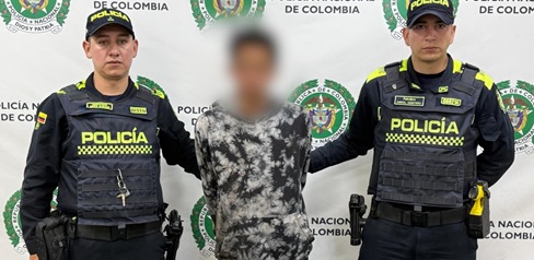 Un hombre capturado junto a dos policías 