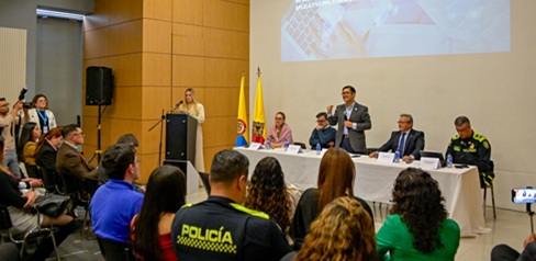 El hacinamiento en las estaciones de Policía y URI de Bogotá bajó del 172 % al 45 % en los últimos ocho meses