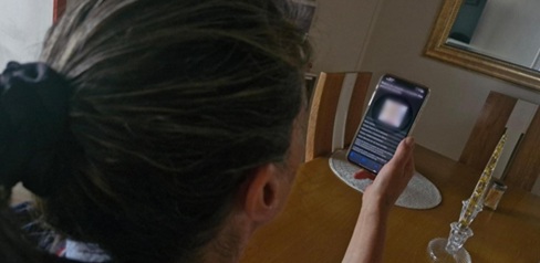 Una mujer frente a un celular