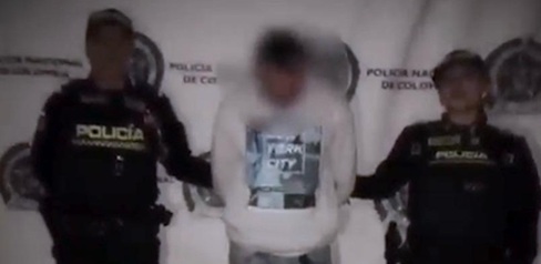 Un hombre capturado junto a dos policías 