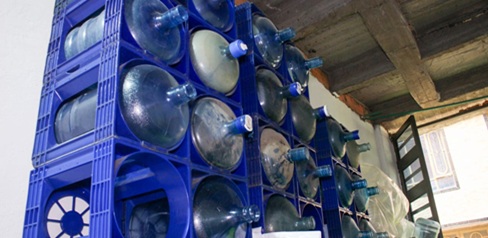 Varios galones de agua