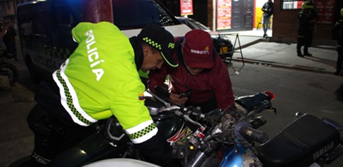 Dos hombres revisando una motocicleta