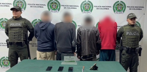Cuatro hombre capturados con dos policías