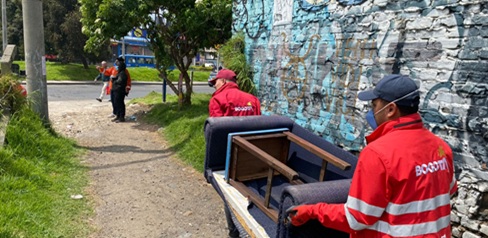 Dos hombres cargando un sofá