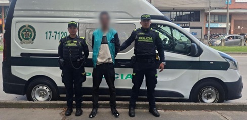 Un hombre capturado junto a dos policías 