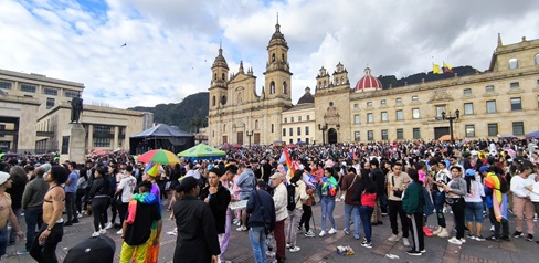 Muchas personas en la plaza de Bolivar