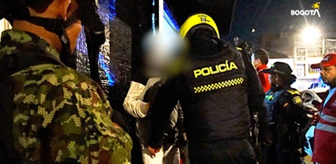 Un policía y varias personas dentro de un establecimiento