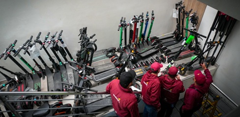 Varias patinetas eléctricas en un establecimiento