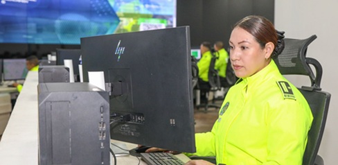 Una policía en un call center