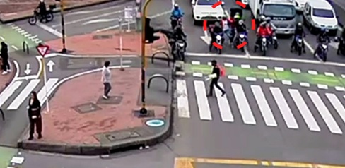 Varios motociclistas en un semáforo