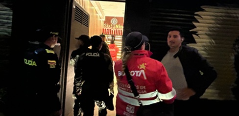 Varias personas hablando en una calle