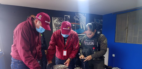 Policía incautando droga