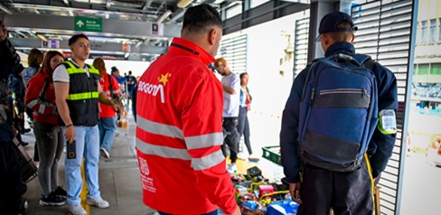 Varias personas en una estación de transmilenio