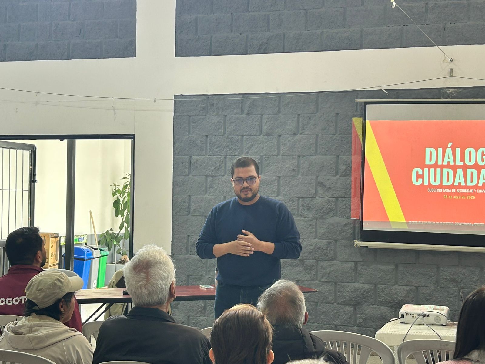 Un hombre dando una charla 