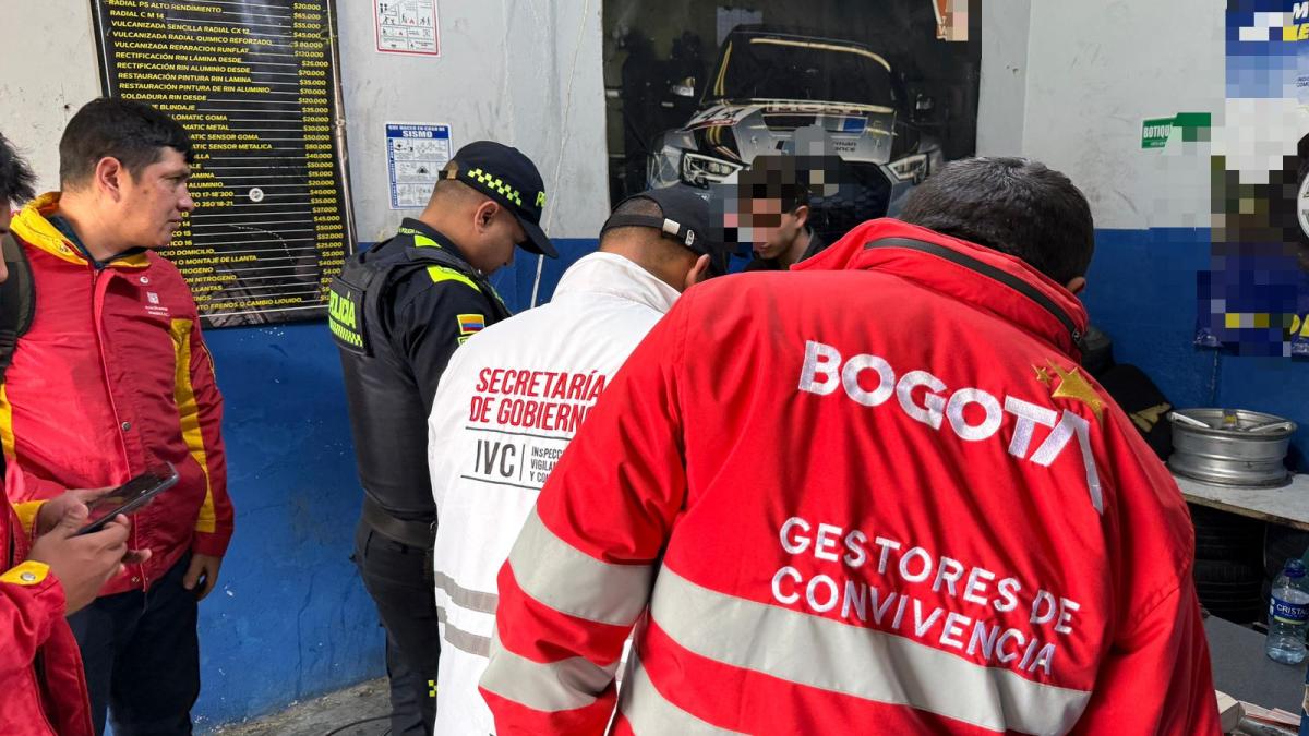 Según las denuncias, estos delincuentes recorren las vías de Bogotá en moto y en un semáforo en rojo o un trancón aprovechan el momento para colocar, ‘pitos’, puntillas y clavos sobre la vía afectando las llantas de los vehículos que transitan por allí para después recomendar que vayan a establecimientos específicos en donde se realizan cobros excesivos. En los operativos se realiza Inspección, Vigilancia y Control a estos establecimientos comerciales y se le recuerda a los dueños y administradores que en el Código Nacional de Policía en su numeral 16 del artículo 92 se establece que “es una conducta contraria a la convivencia desarrollar la actividad económica sin cumplir cualquiera de los requisitos establecidos en la normatividad vigente”. Esto significa que, si una persona o empresa realiza una actividad económica sin obtener las licencias, permisos u otros requisitos legales necesarios, está incurriendo en una conducta que es sancionada. La Secretaría de Seguridad reitera el llamado a la ciudadanía Según las denuncias, estos delincuentes recorren las vías de Bogotá en moto y en un semáforo en rojo o un trancón aprovechan el momento para colocar, ‘pitos’, puntillas y clavos sobre la vía afectando las llantas de los vehículos que transitan por allí para después recomendar que vayan a establecimientos específicos en donde se realizan cobros excesivos. En los operativos se realiza Inspección, Vigilancia y Control a estos establecimientos comerciales y se le recuerda a los dueños y administradores que en el Código Nacional de Policía en su numeral 16 del artículo 92 se establece que “es una conducta contraria a la convivencia desarrollar la actividad económica sin cumplir cualquiera de los requisitos establecidos en la normatividad vigente”. Esto significa que, si una persona o empresa realiza una actividad económica sin obtener las licencias, permisos u otros requisitos legales necesarios, está incurriendo en una conducta que es sancionada. La Secretaría de Seguridad reitera el llamado a la ciudadanía a reportar cualquier situación relacionada con los ‘pinchallantas’ a la Línea 123 y denunciar los puntos donde estarían operando para poder judicializarlos.