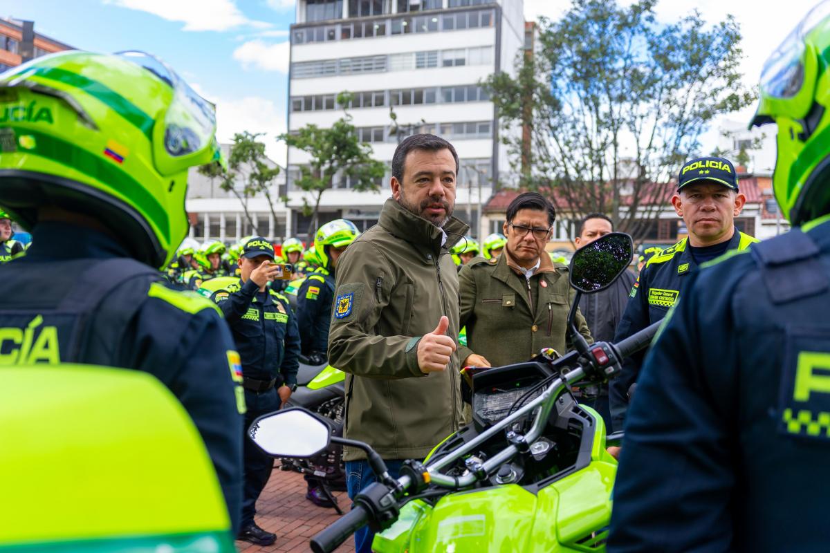 Alcalde entregando motocicletas Alcalde entregando motocicletas