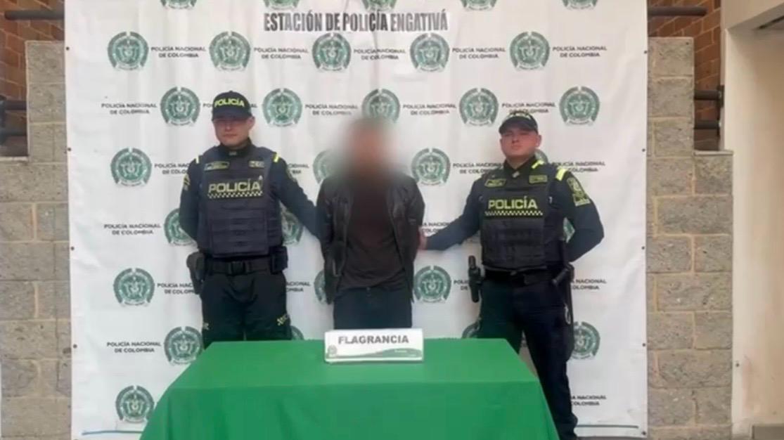 Hombre capturado con dos policías