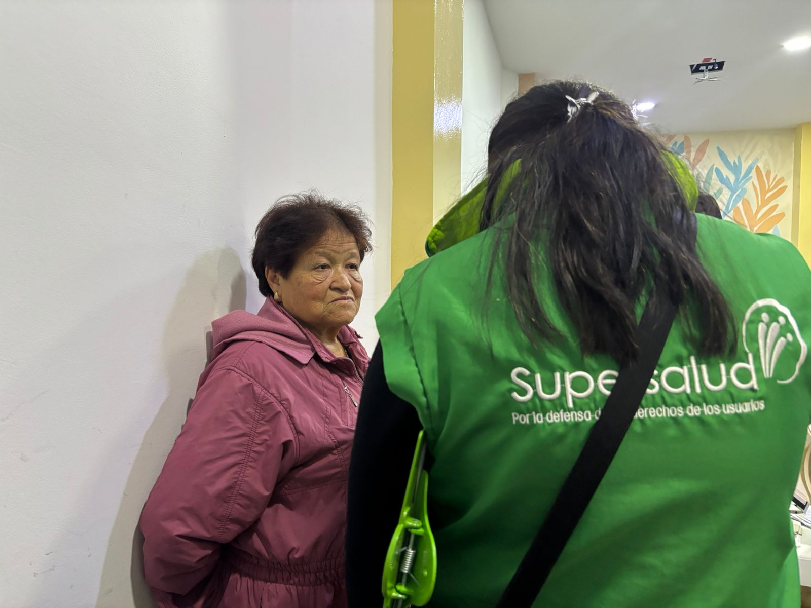 En Suba más de 500 ciudadanos recibieron ayuda con trámites legales para acceder a la salud Dos mujeres hablando