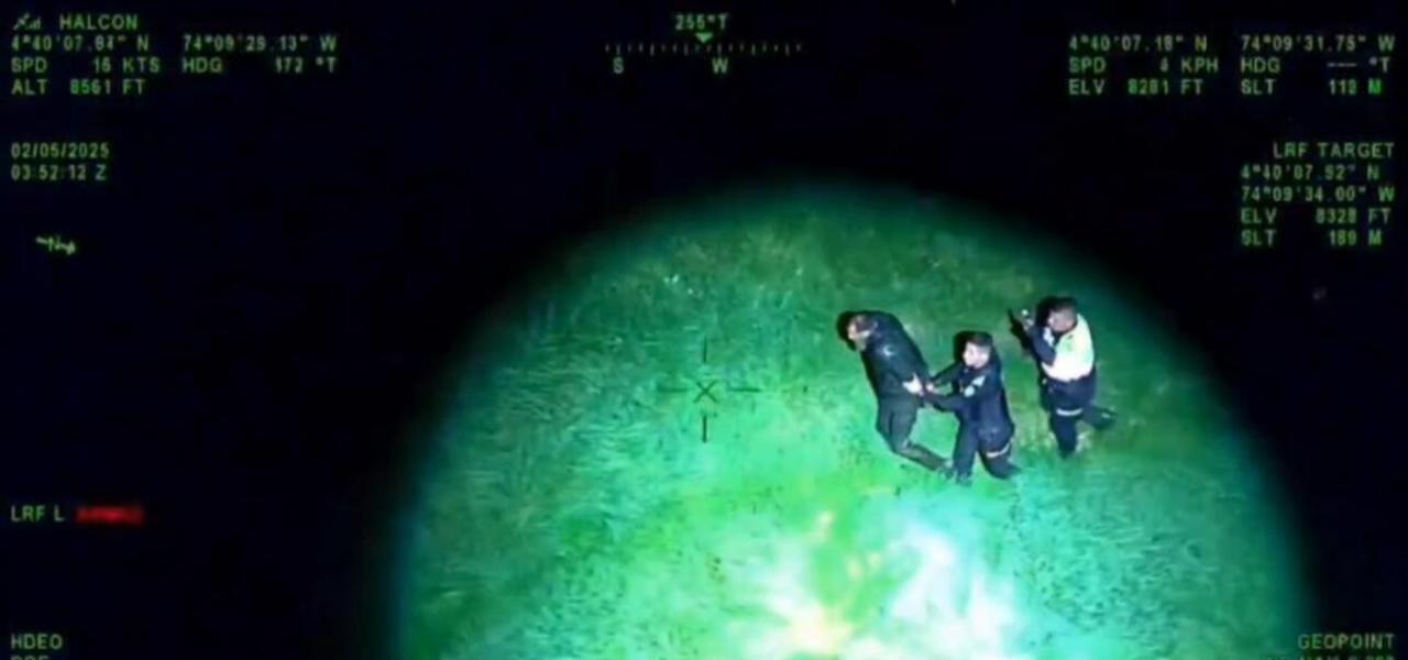 Seguimiento en helicóptero para capturar al hombre Seguimiento en helicóptero para capturar al hombre
