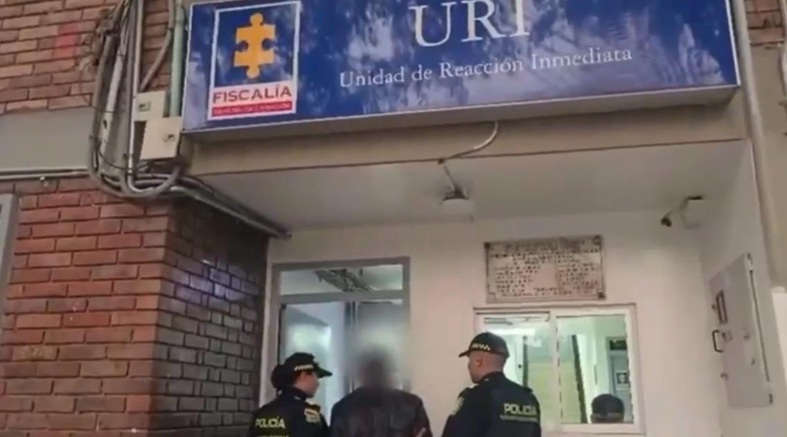 Un hombre y dos policías ingresando a la uri