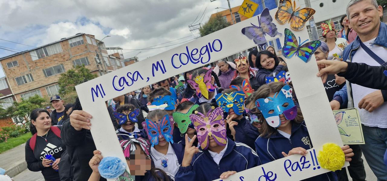 En una multitudinaria y emocionante jornada, que inició con una marcha desde tres colegios de Bosa, la comunidad de esta localidad se unió en rechazo de la violencia En una multitudinaria y emocionante jornada, que inició con una marcha desde tres colegios de Bosa, la comunidad de esta localidad se unió en rechazo de la violencia
