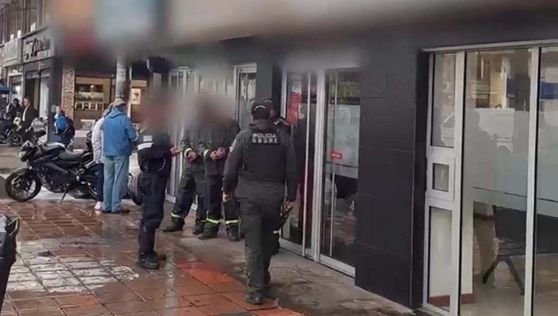 Varios policías a las afueras de un banco