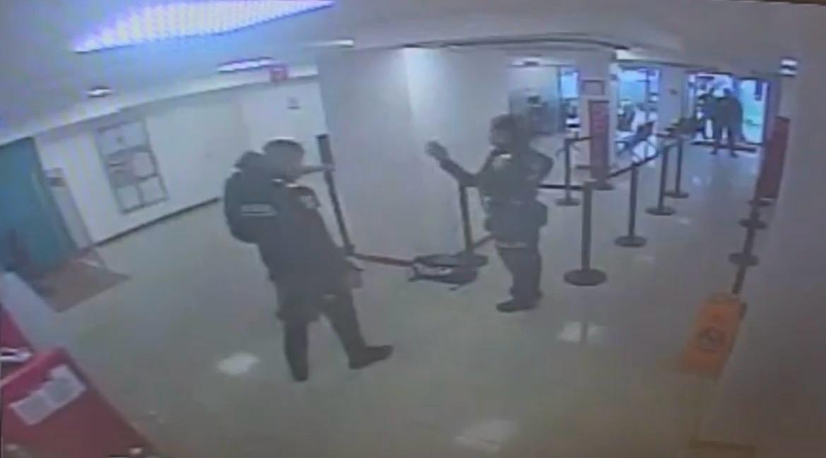 Policías dentro de un banco