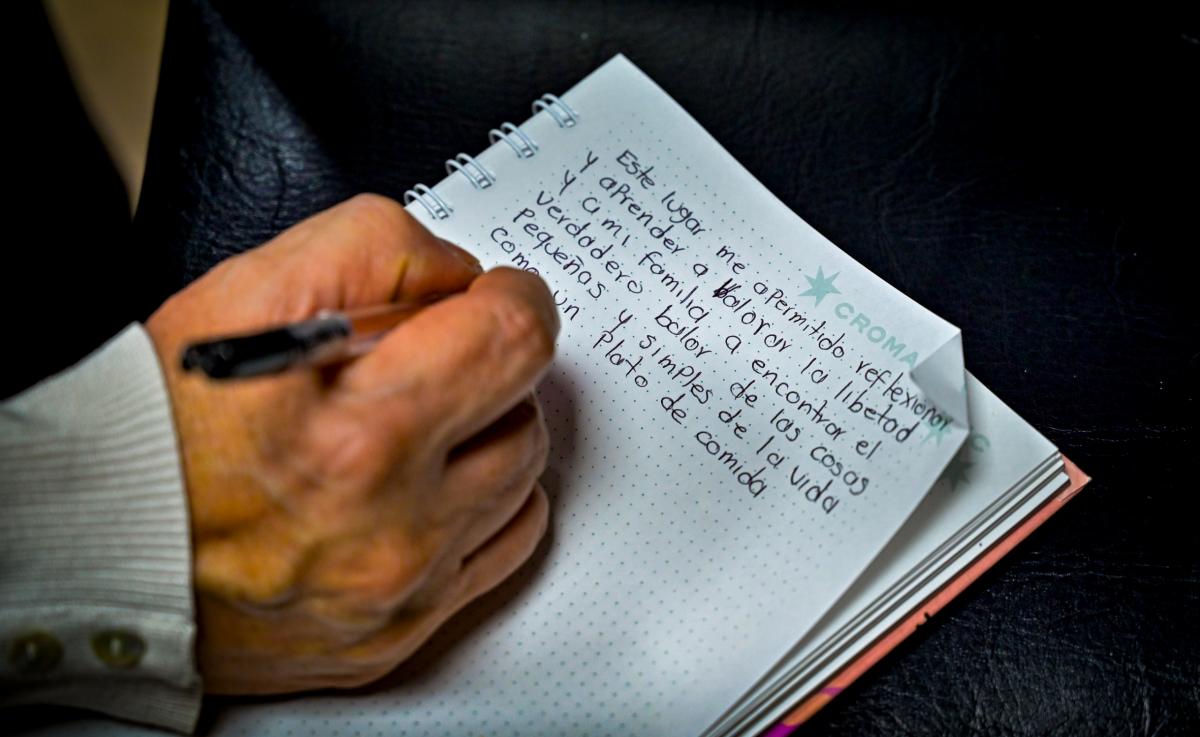 Libro Ecos del Olvido Persona escribiendo un poema