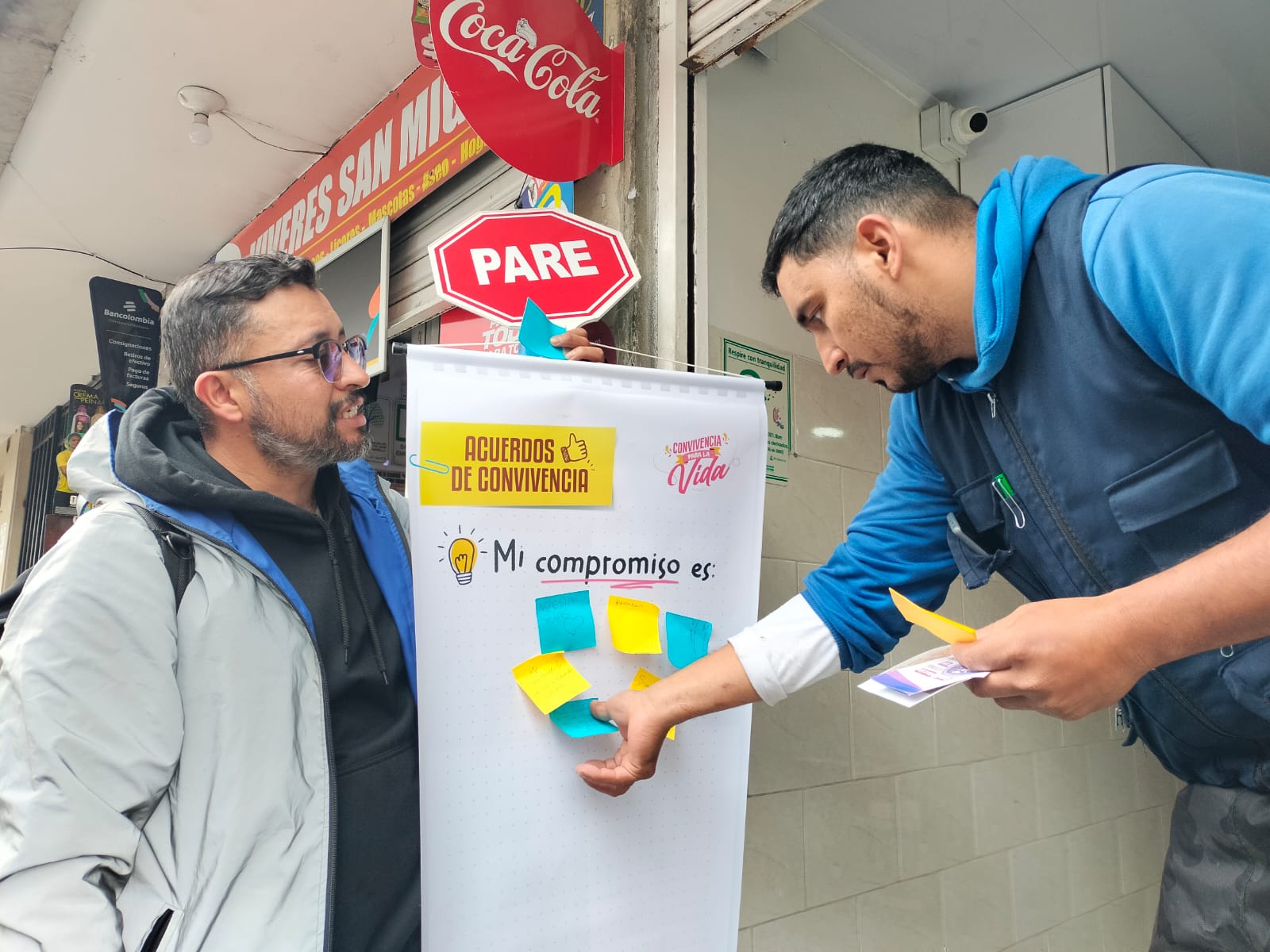 Hombres hablando en la calle