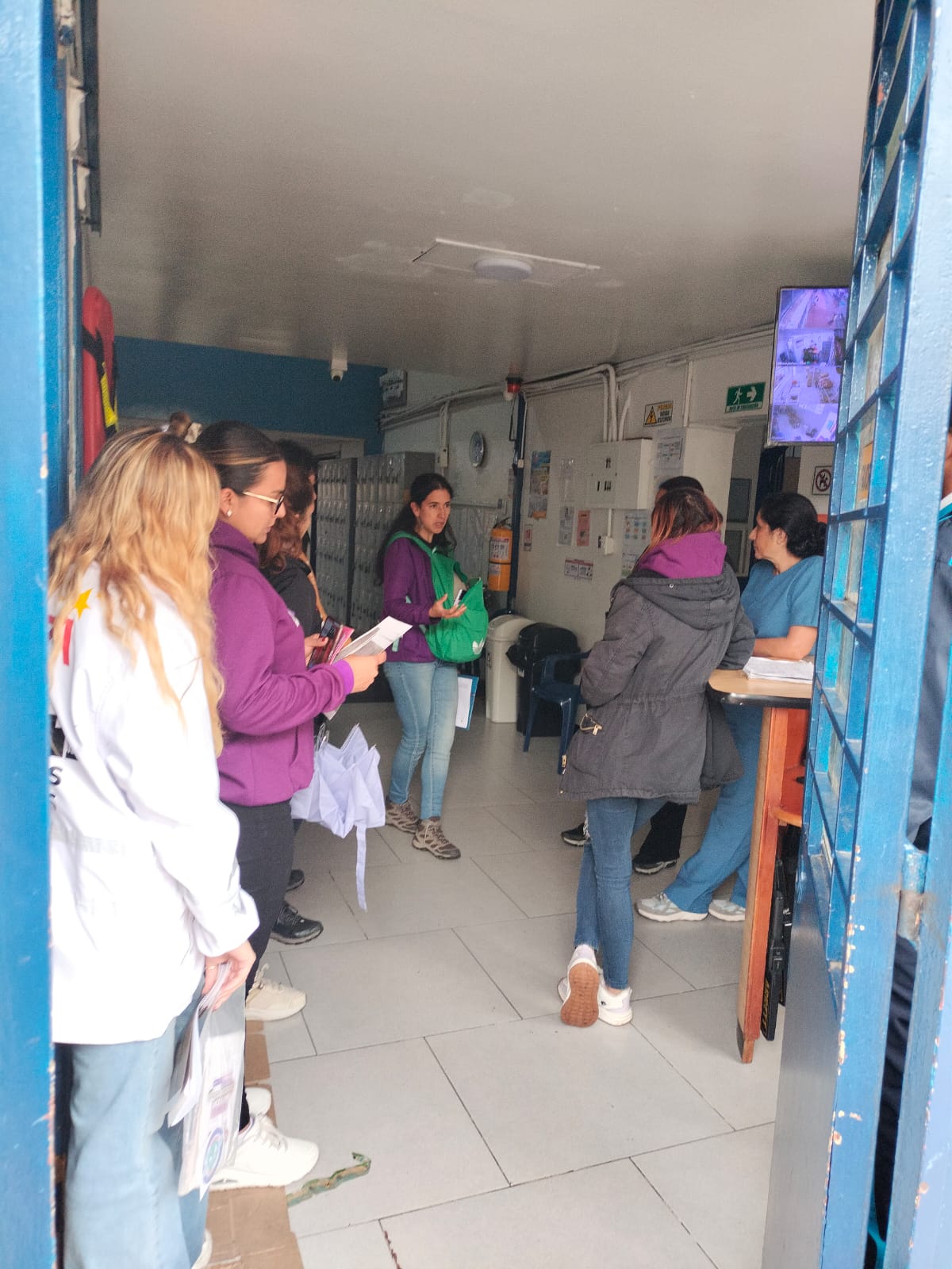 Mujeres hablando dentro de un establecimiento público