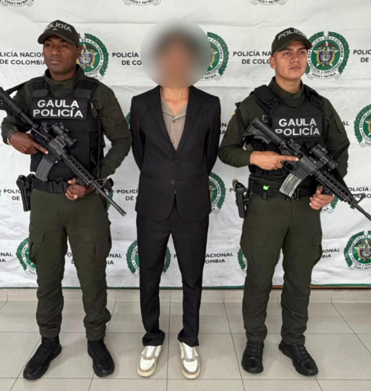 A la cárcel alias El Apóstol, extorsionista qje lanzó una granada en Kennedy Un hombre capturado junto a dos policías