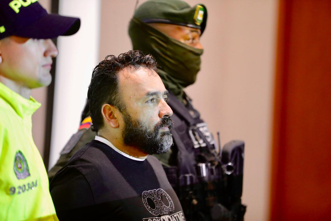 Un hombre capturado junto a un policía y hombre del Goes