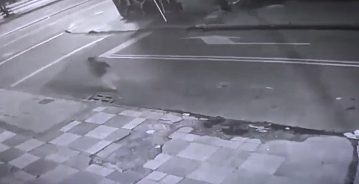 Hombre caminando por la calle
