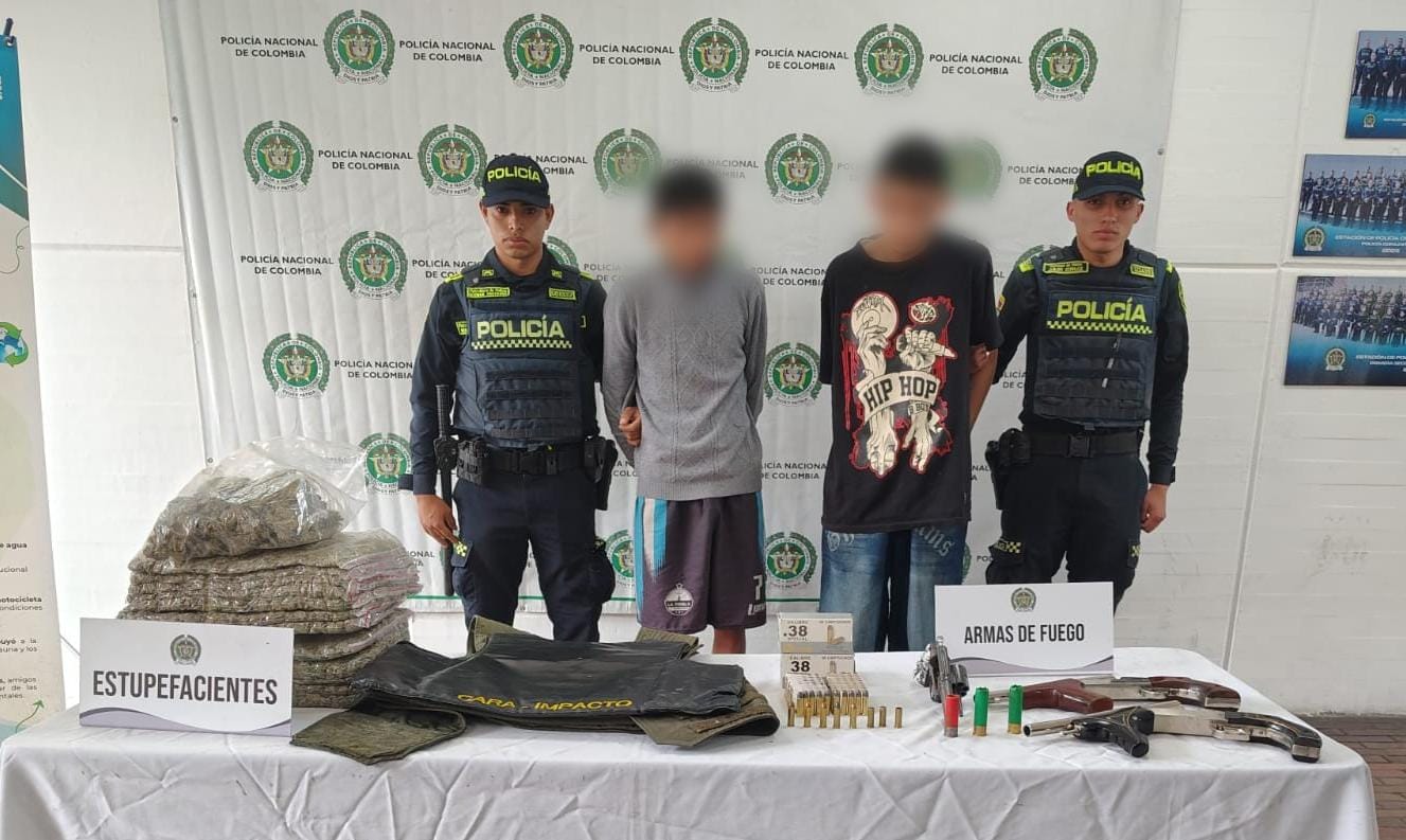 Escondían armas, droga y munición en una vivienda en Ciudad Bolívar: dos personas fueron capturadas Escondían armas, droga y munición en una vivienda en Ciudad Bolívar: dos personas fueron capturadas