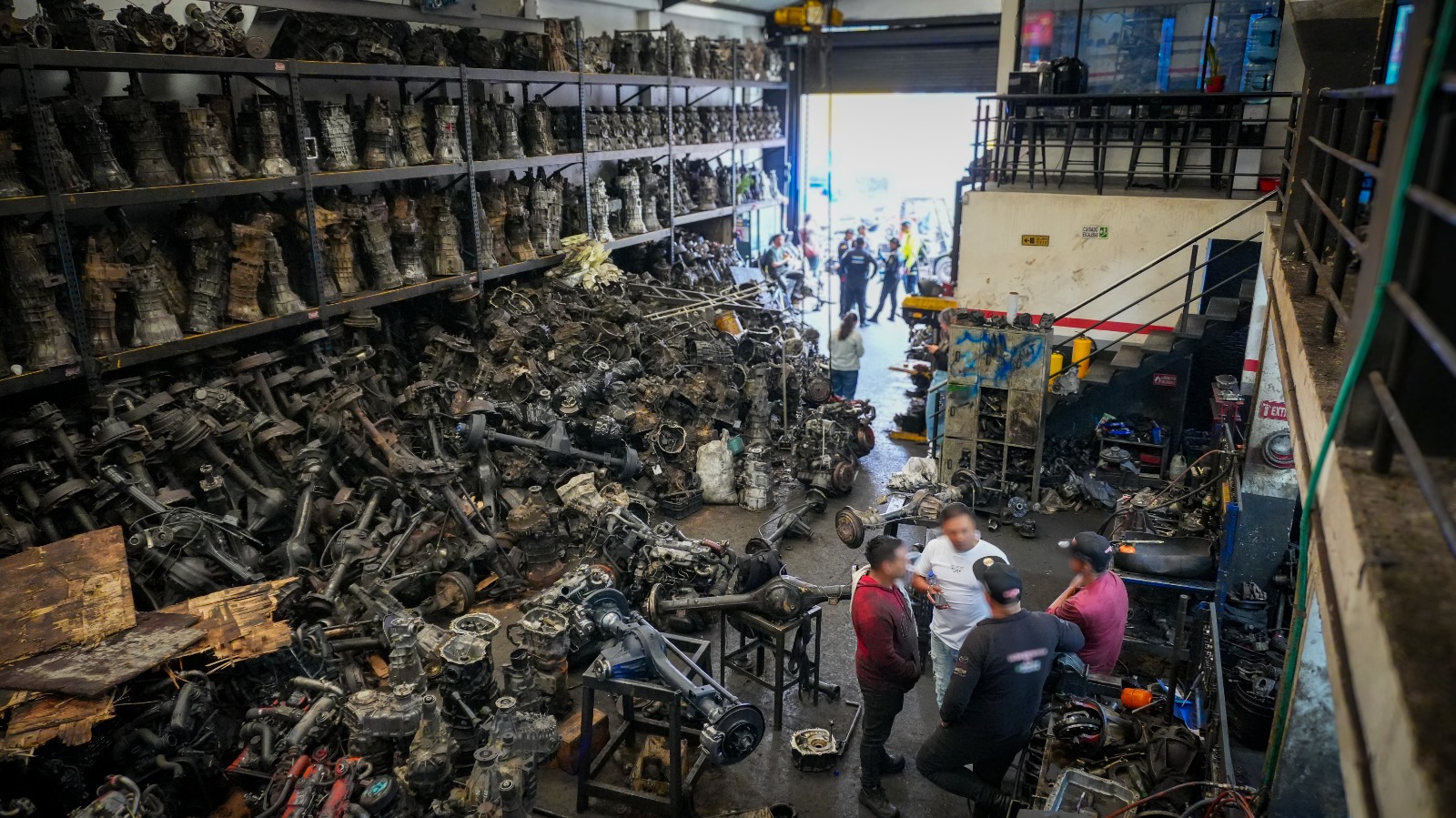 Capturados, motores incautados y establecimientos sellados: así fue el megaoperativo en zona de autopartes en Los Mártires Cuatro hombres en una bodega de autopartes