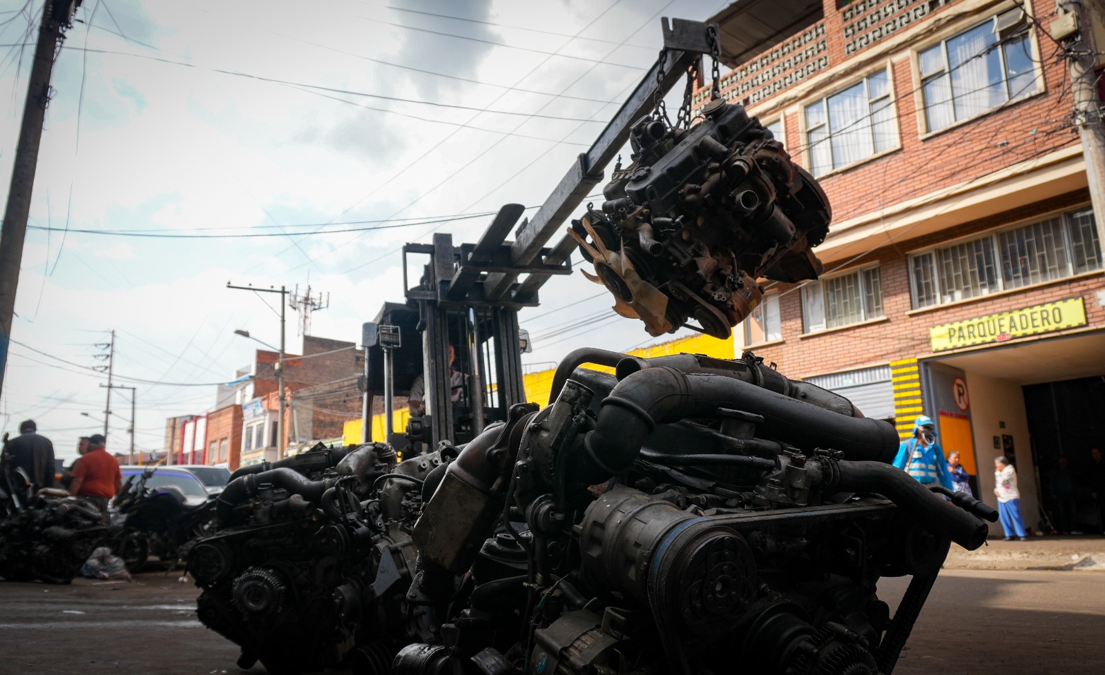 Capturados, motores incautados y establecimientos sellados: así fue el megaoperativo en zona de autopartes en Los Mártires Motores incautados en la calle