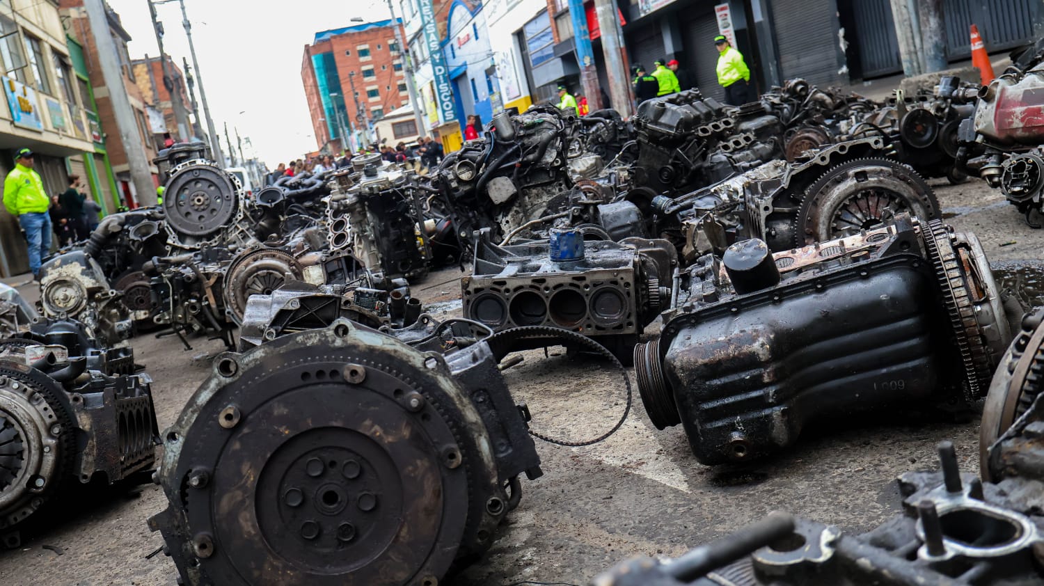 Comprar autopartes ilegales alimenta el robo de vehículos en Bogotá Comprar autopartes ilegales alimenta el robo de vehículos en Bogotá