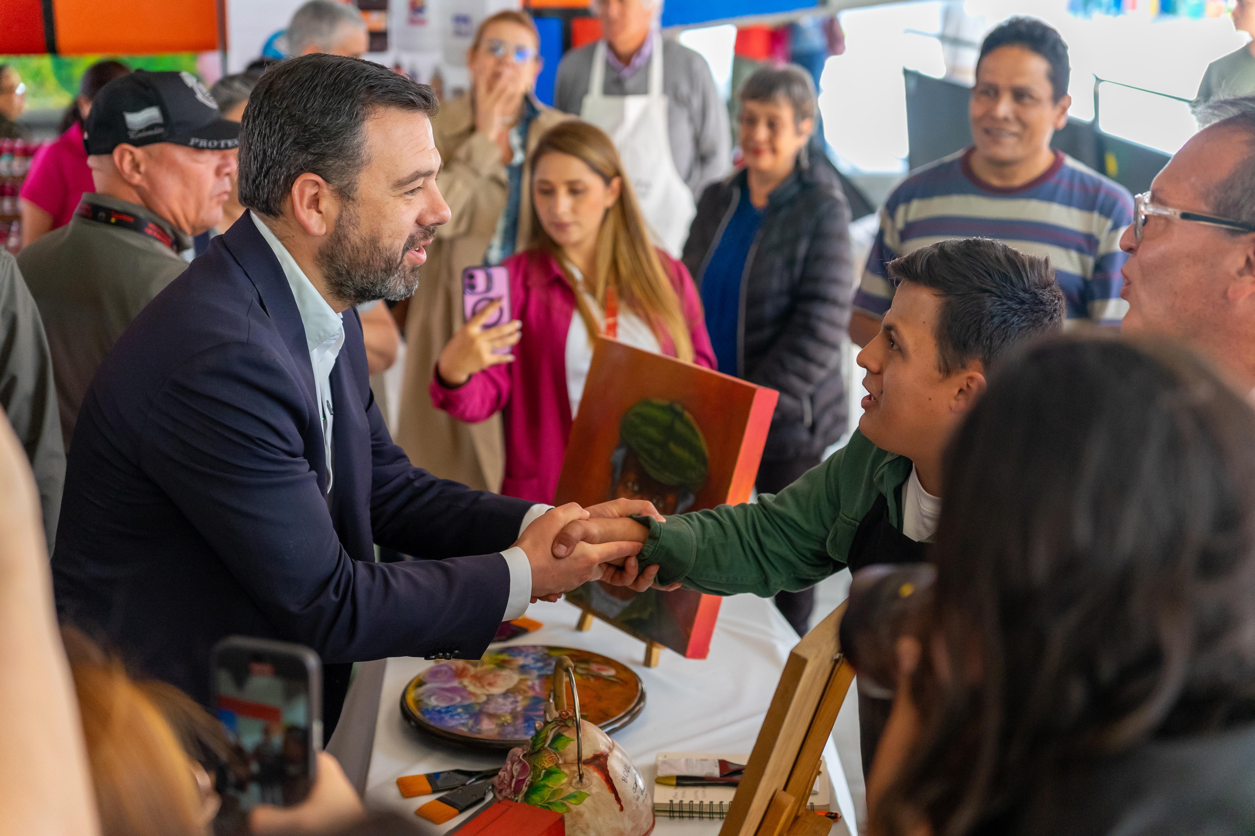 Un punto que por años fue asociado al arrojo de residuos, inseguridad e insalubridad, hoy renace como un Centro Artístico Cultural abierto. Un punto que por años fue asociado al arrojo de residuos, inseguridad e insalubridad, hoy renace como un Centro Artístico Cultural abierto.