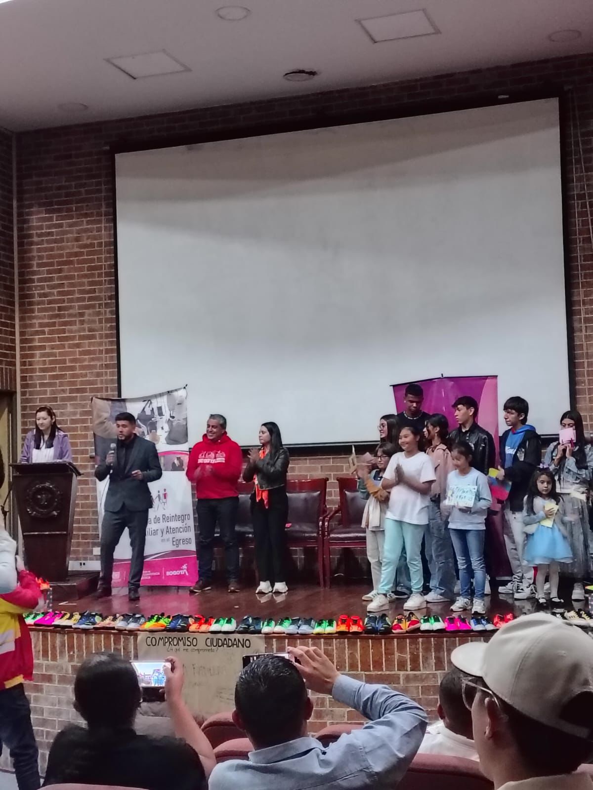 Integrantes de barras futboleras saldaron comparendos de convivencia confeccionando guayos para niños de la Escuela Jericó Integrantes de barras futboleras saldaron comparendos de convivencia confeccionando guayos para niños de la Escuela Jericó