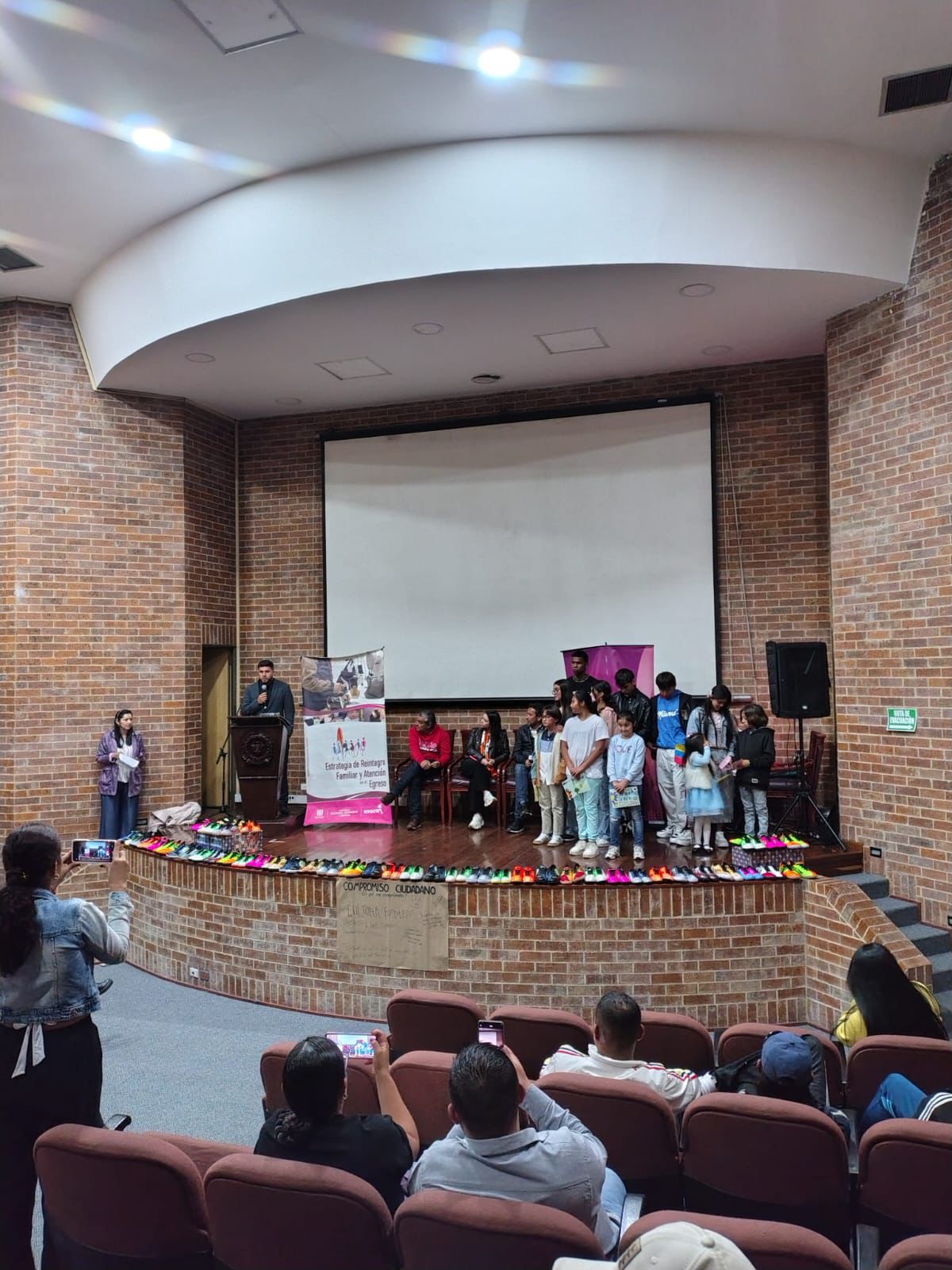 Integrantes de barras futboleras saldaron comparendos de convivencia confeccionando guayos para niños de la Escuela Jericó Integrantes de barras futboleras saldaron comparendos de convivencia confeccionando guayos para niños de la Escuela Jericó