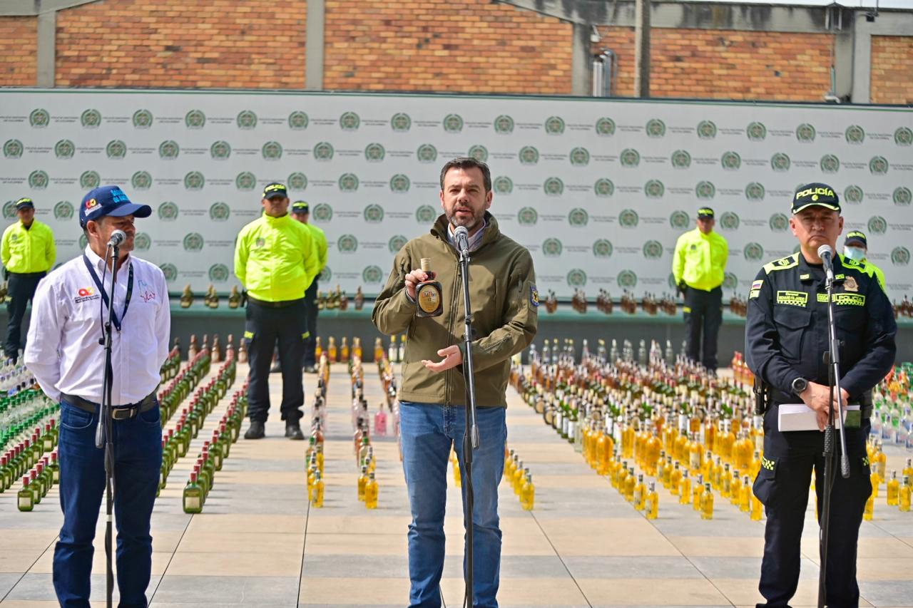 “Más de 4.000 botellas de licor adulterado fueron incautadas en Bogotá”: alcalde Galán “Más de 4.000 botellas de licor adulterado fueron incautadas en Bogotá”: alcalde Galán