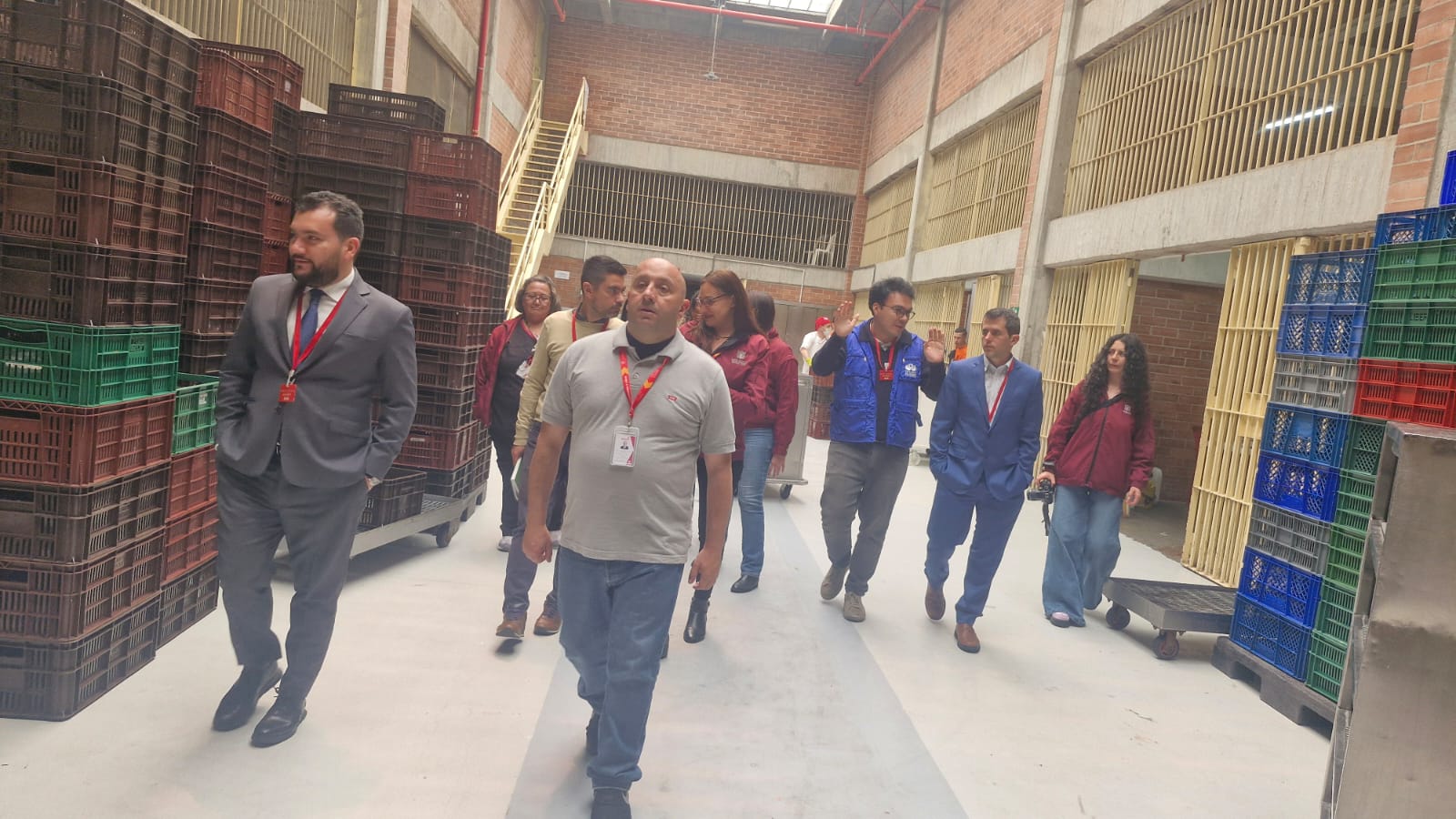 “Nos sorprendió mucho visitar esta Cárcel, en lo que es condiciones materiales están en mejores condiciones que la mayoría de las Cárceles que he visitado en mis 18 años de trabajo” mencionó Sebastián Pereiro, director general de protección de derechos humanos Procuración de Asuntos Penitenciarios de Argentina, tras haber realizado una visita guiada por la Cárcel Distrital. La visita, acompañada por la Defensoría del Pueblo y representantes del Comité Internacional de la Cruz Roja, tuvo como propósito presentar a delegaciones internacionales las buenas prácticas penitenciarias implementadas en Bogotá, en especial las de la Cárcel Distrital, acreditada por la Asociación Americana de Correccionales (ACA). La jornada inició con una reunión entre la directora de la Cárcel Distrital y la delegación, durante la cual se explicó el funcionamiento del centro, su modelo de atención integral y el proceso de reacreditación internacional. Posteriormente, se realizó un recorrido de más de una hora por las instalaciones, d “Nos sorprendió mucho visitar esta Cárcel, en lo que es condiciones materiales están en mejores condiciones que la mayoría de las Cárceles que he visitado en mis 18 años de trabajo” mencionó Sebastián Pereiro, director general de protección de derechos humanos Procuración de Asuntos Penitenciarios de Argentina, tras haber realizado una visita guiada por la Cárcel Distrital. La visita, acompañada por la Defensoría del Pueblo y representantes del Comité Internacional de la Cruz Roja, tuvo como propósito presentar a delegaciones internacionales las buenas prácticas penitenciarias implementadas en Bogotá, en especial las de la Cárcel Distrital, acreditada por la Asociación Americana de Correccionales (ACA). La jornada inició con una reunión entre la directora de la Cárcel Distrital y la delegación, durante la cual se explicó el funcionamiento del centro, su modelo de atención integral y el proceso de reacreditación internacional. Posteriormente, se realizó un recorrido de más de una hora por las instalaciones, donde los visitantes pudieron observar de primera mano las condiciones de seguridad e infraestructura, el modelo de atención en alimentación y enfermería, así como la oferta de talleres de formación y actividades restaurativas dirigidas a la población privada de la libertad. Durante el recorrido, los delegados realizaron preguntas sobre el manejo de la población sindicada, los protocolos de convivencia y las prácticas que han permitido que este centro sea reconocido a nivel nacional e internacional. Al finalizar el recorrido, los invitados reconocieron las buenas prácticas de la Cárcel Distrital con respecto no solo a su infraestructura y altos niveles de seguridad, sino a su trato con la población privada de la libertad.