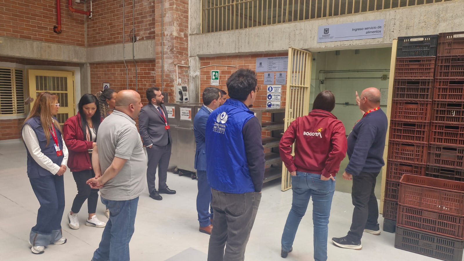 “Nos sorprendió mucho visitar esta Cárcel, en lo que es condiciones materiales están en mejores condiciones que la mayoría de las Cárceles que he visitado en mis 18 años de trabajo” mencionó Sebastián Pereiro, director general de protección de derechos humanos Procuración de Asuntos Penitenciarios de Argentina, tras haber realizado una visita guiada por la Cárcel Distrital. La visita, acompañada por la Defensoría del Pueblo y representantes del Comité Internacional de la Cruz Roja, tuvo como propósito presentar a delegaciones internacionales las buenas prácticas penitenciarias implementadas en Bogotá, en especial las de la Cárcel Distrital, acreditada por la Asociación Americana de Correccionales (ACA). La jornada inició con una reunión entre la directora de la Cárcel Distrital y la delegación, durante la cual se explicó el funcionamiento del centro, su modelo de atención integral y el proceso de reacreditación internacional. Posteriormente, se realizó un recorrido de más de una hora por las instalaciones, d “Nos sorprendió mucho visitar esta Cárcel, en lo que es condiciones materiales están en mejores condiciones que la mayoría de las Cárceles que he visitado en mis 18 años de trabajo” mencionó Sebastián Pereiro, director general de protección de derechos humanos Procuración de Asuntos Penitenciarios de Argentina, tras haber realizado una visita guiada por la Cárcel Distrital. La visita, acompañada por la Defensoría del Pueblo y representantes del Comité Internacional de la Cruz Roja, tuvo como propósito presentar a delegaciones internacionales las buenas prácticas penitenciarias implementadas en Bogotá, en especial las de la Cárcel Distrital, acreditada por la Asociación Americana de Correccionales (ACA). La jornada inició con una reunión entre la directora de la Cárcel Distrital y la delegación, durante la cual se explicó el funcionamiento del centro, su modelo de atención integral y el proceso de reacreditación internacional. Posteriormente, se realizó un recorrido de más de una hora por las instalaciones, donde los visitantes pudieron observar de primera mano las condiciones de seguridad e infraestructura, el modelo de atención en alimentación y enfermería, así como la oferta de talleres de formación y actividades restaurativas dirigidas a la población privada de la libertad. Durante el recorrido, los delegados realizaron preguntas sobre el manejo de la población sindicada, los protocolos de convivencia y las prácticas que han permitido que este centro sea reconocido a nivel nacional e internacional. Al finalizar el recorrido, los invitados reconocieron las buenas prácticas de la Cárcel Distrital con respecto no solo a su infraestructura y altos niveles de seguridad, sino a su trato con la población privada de la libertad.