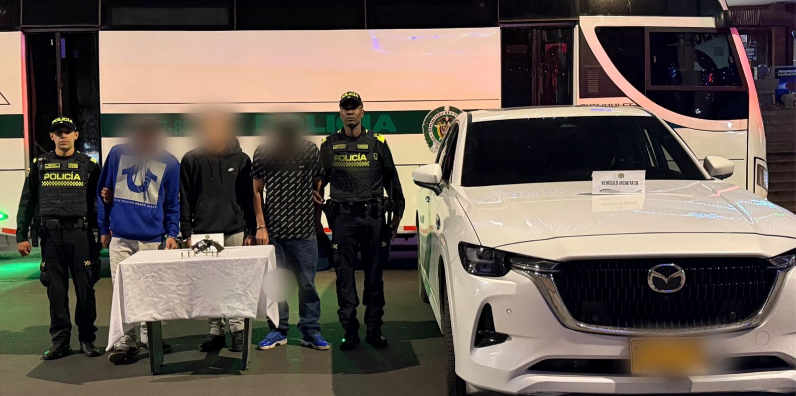 Tras maratónica persecución y un plan candado fueron capturados tres sujetos que escondían un arma dentro de una camioneta en Rafael Uribe Tras maratónica persecución y un plan candado fueron capturados tres sujetos que escondían un arma dentro de una camioneta en Rafael Uribe