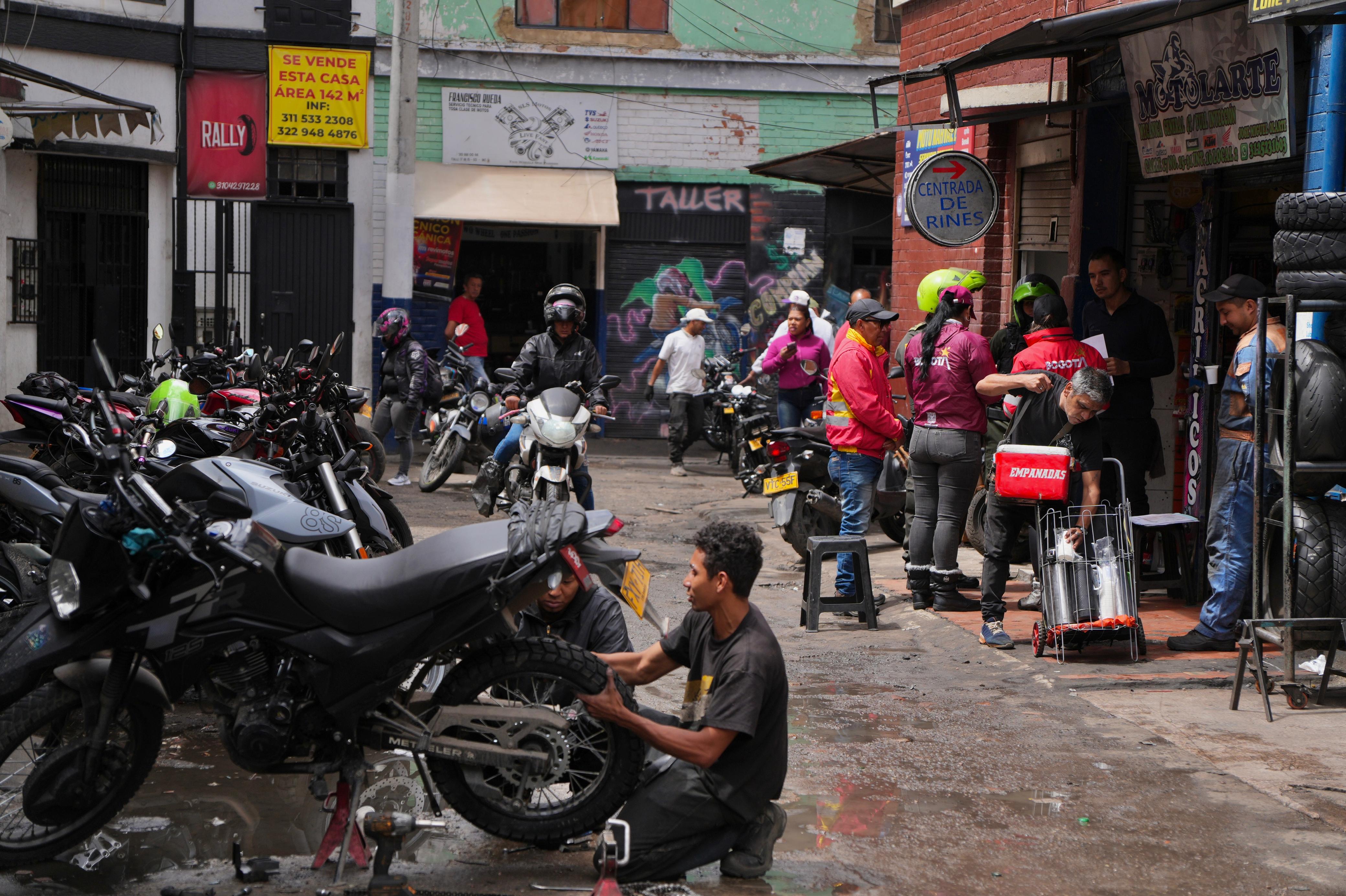 Capturado mecánico requerido por la justicia en operativo contra mercados ilegales en La Favorita Capturado mecánico requerido por la justicia en operativo contra mercados ilegales en La Favorita