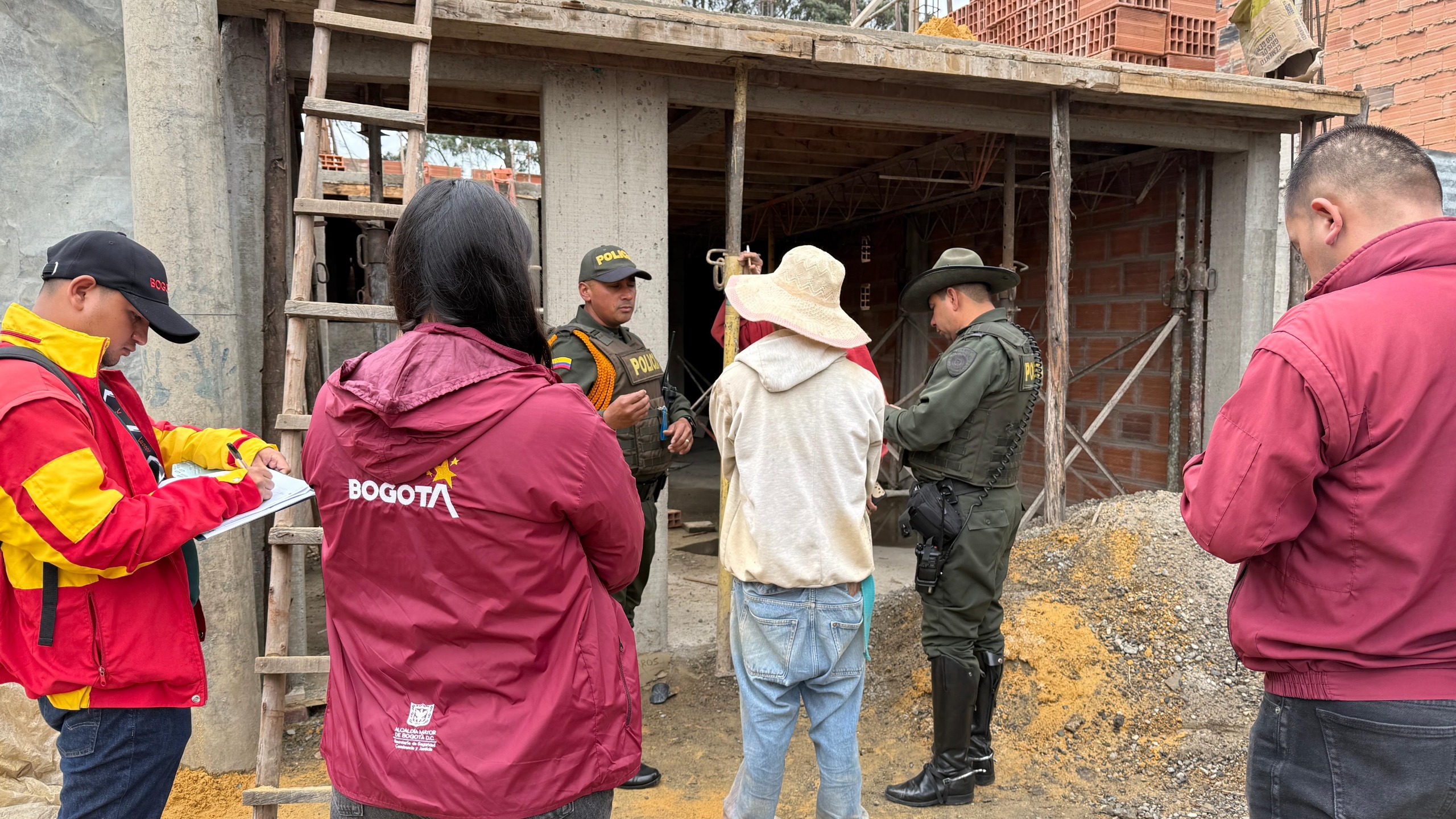 Dos personas capturadas en flagrancia por construir un predio en un área ecológica protegida en Usaquén Dos personas capturadas en flagrancia por construir un predio en un área ecológica protegida en Usaquén